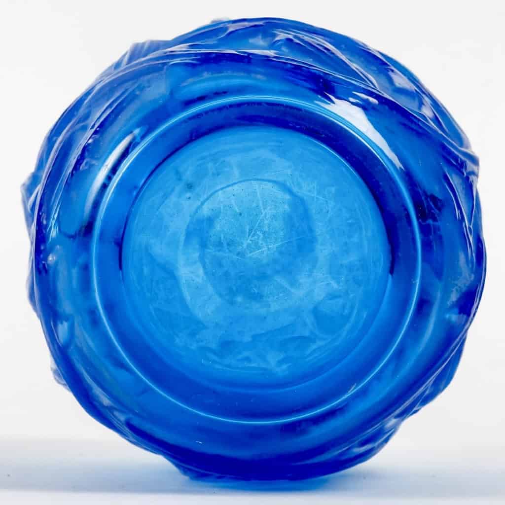 Vase « Ronces » verre bleu électrique patiné blanc de René LALIQUE | Biron Vase "Ronces" verre bleu électrique patiné blanc de René LALIQUE