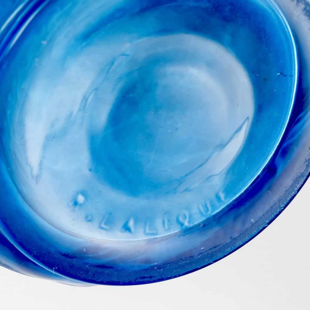 Vase « Ronces » verre bleu électrique patiné blanc de René LALIQUE | Biron Vase "Ronces" verre bleu électrique patiné blanc de René LALIQUE