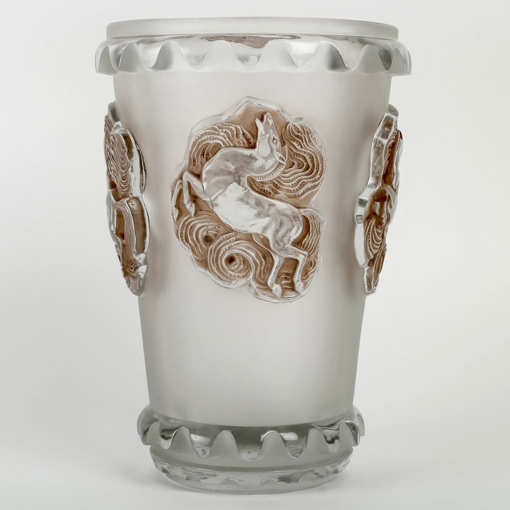 Vase « Camargue » verre blanc patiné sépia de René LALIQUE | Biron Vase "Camargue" verre blanc patiné sépia de René LALIQUE