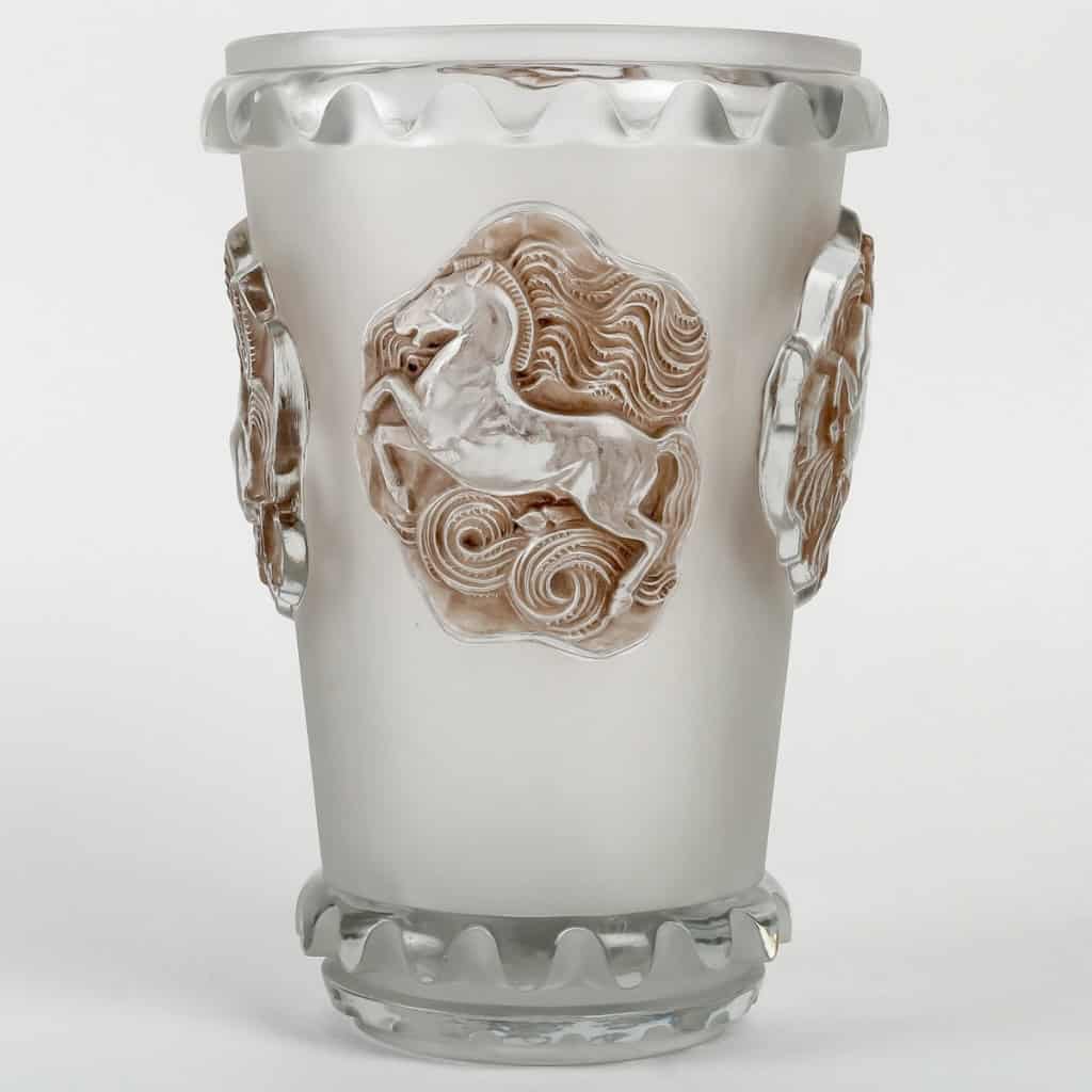 Vase « Camargue » verre blanc patiné sépia de René LALIQUE | Biron Vase "Camargue" verre blanc patiné sépia de René LALIQUE