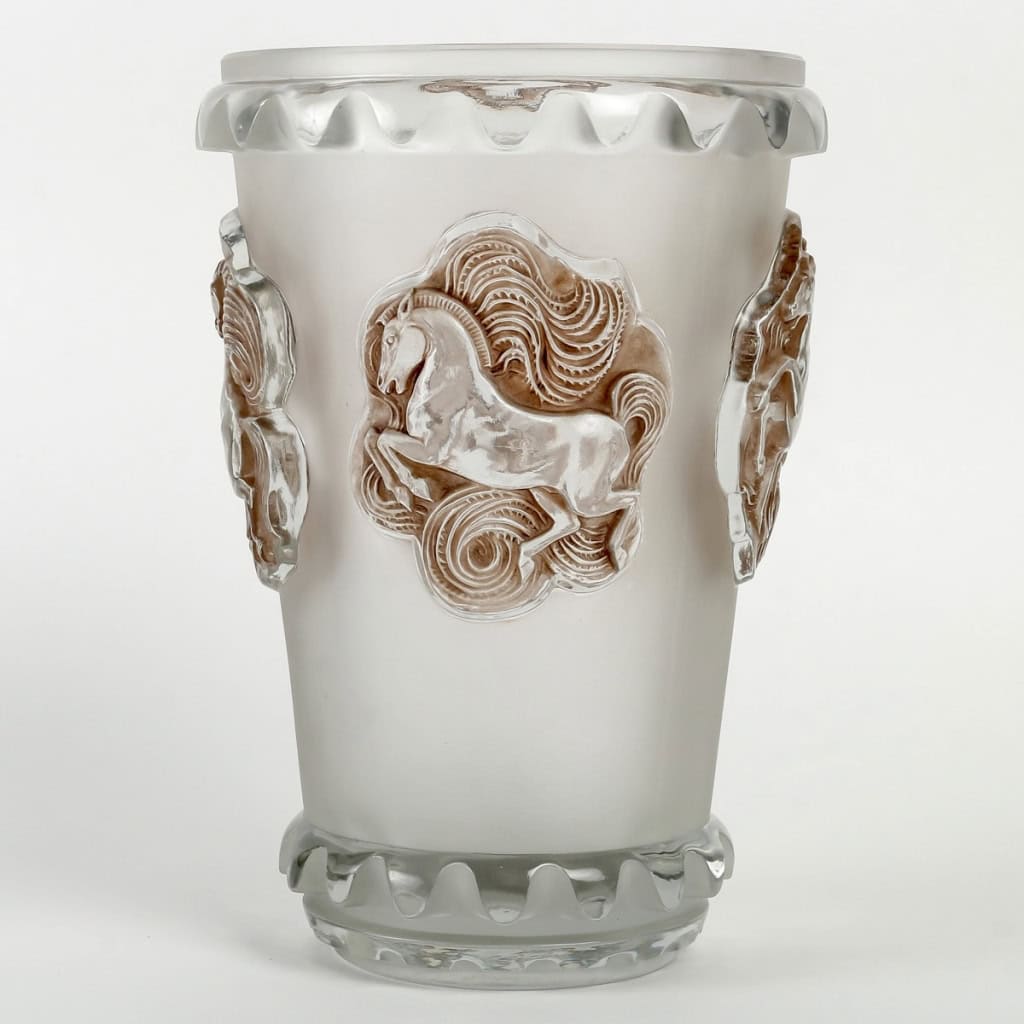 Vase « Camargue » verre blanc patiné sépia de René LALIQUE | Biron Vase "Camargue" verre blanc patiné sépia de René LALIQUE
