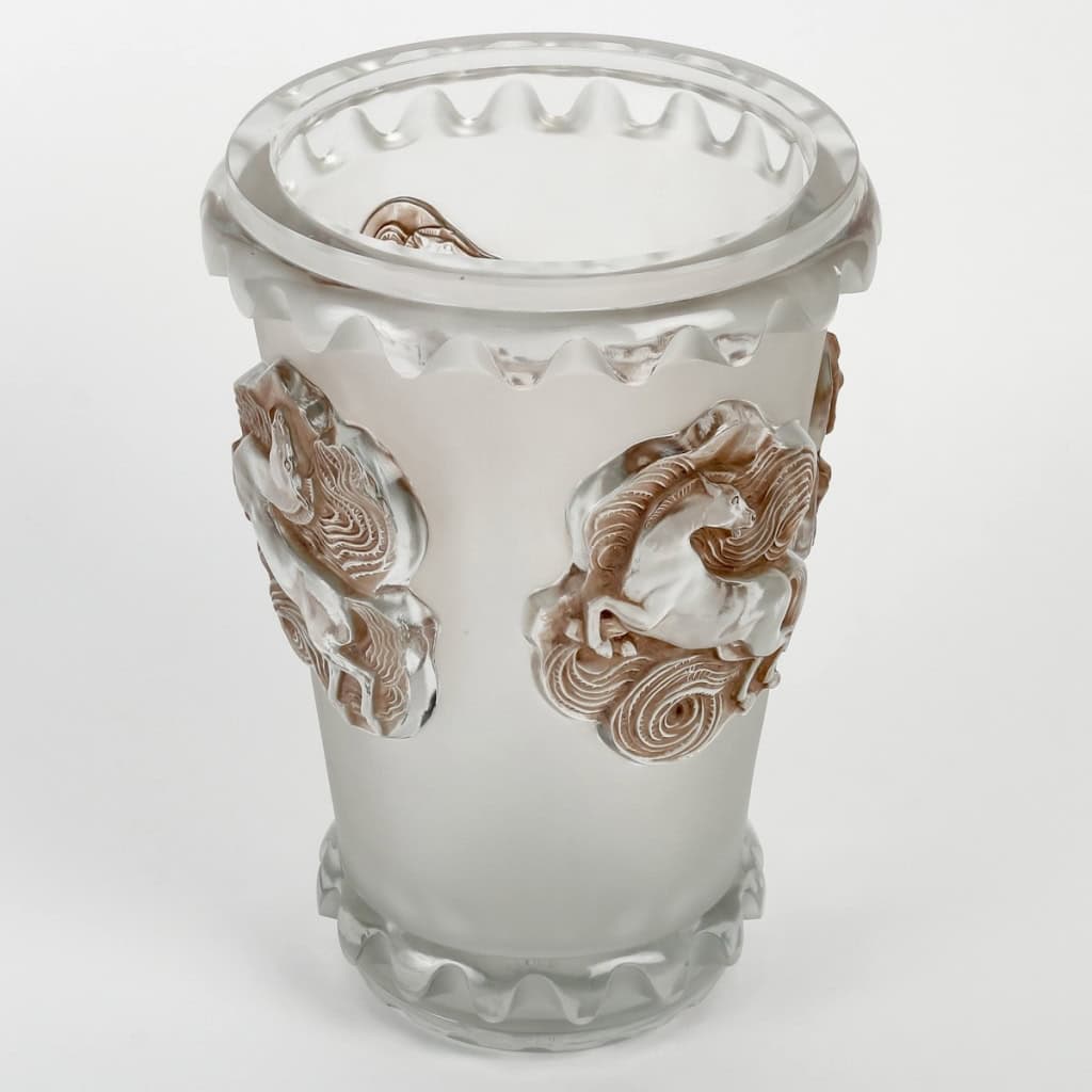 Vase « Camargue » verre blanc patiné sépia de René LALIQUE | Biron Vase "Camargue" verre blanc patiné sépia de René LALIQUE