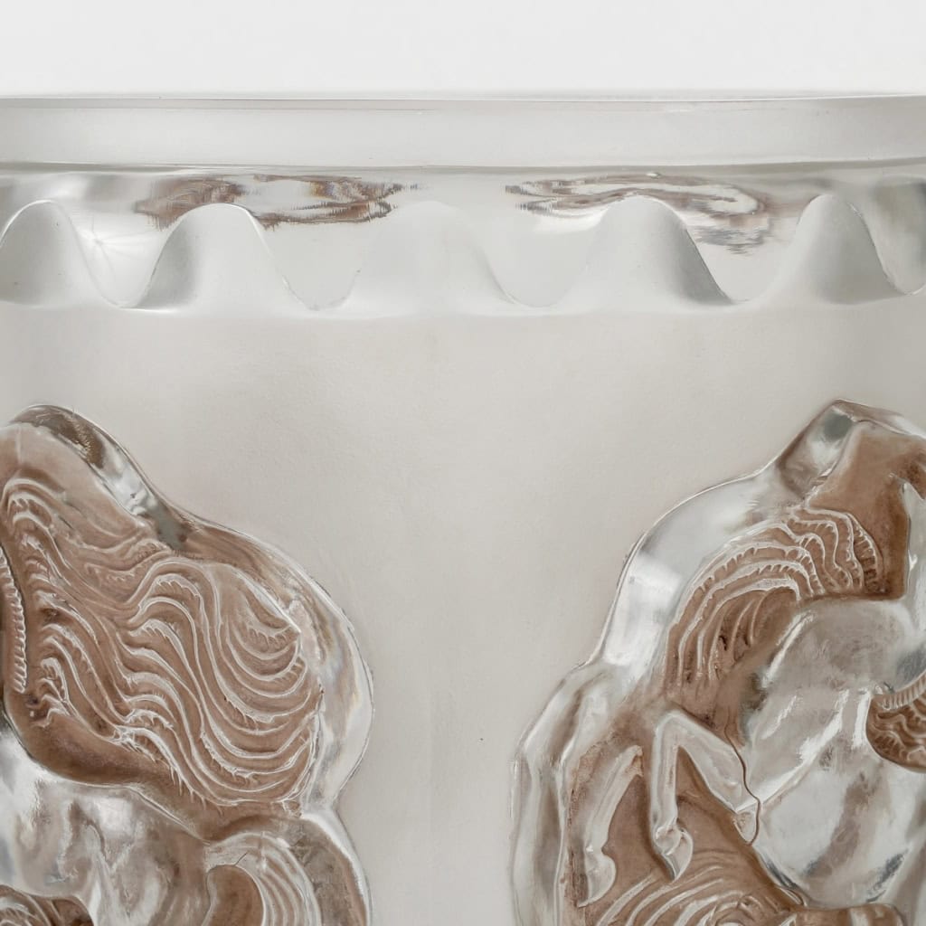 Vase « Camargue » verre blanc patiné sépia de René LALIQUE | Biron Vase "Camargue" verre blanc patiné sépia de René LALIQUE