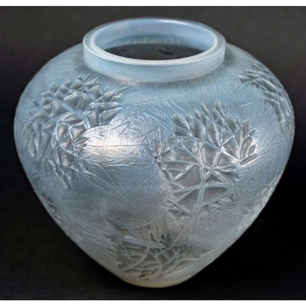 Vase « Estérel » verre opalescent double couche patiné gris de René LALIQUE | Biron Vase « Estérel » verre opalescent double couche patiné gris de René LALIQUE
