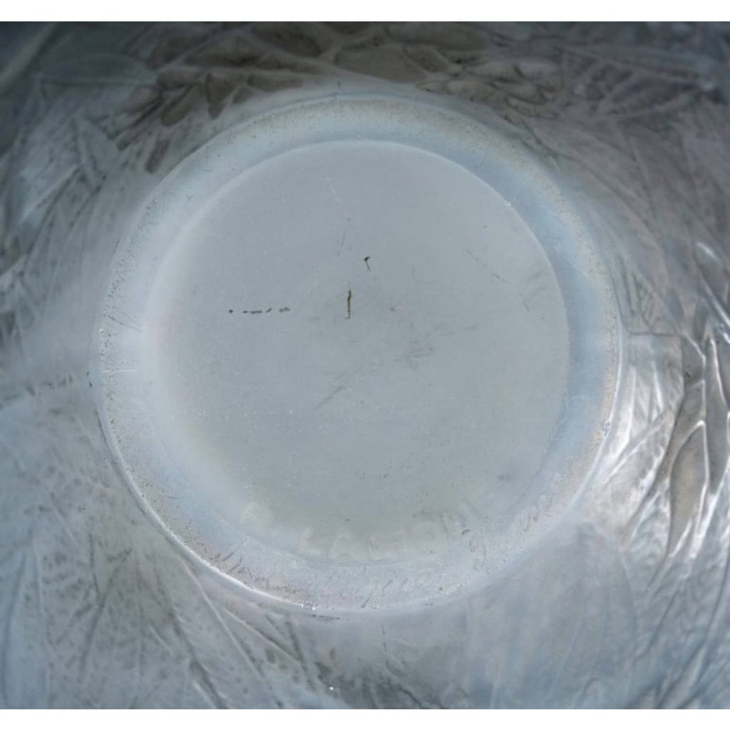 Vase « Estérel » verre opalescent double couche patiné gris de René LALIQUE | Biron Vase « Estérel » verre opalescent double couche patiné gris de René LALIQUE
