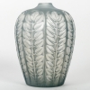 Vase « Tournai » verre blanc patiné bleu gris de René LALIQUE | Biron Vase "Tournai" verre blanc patiné bleu gris de René LALIQUE