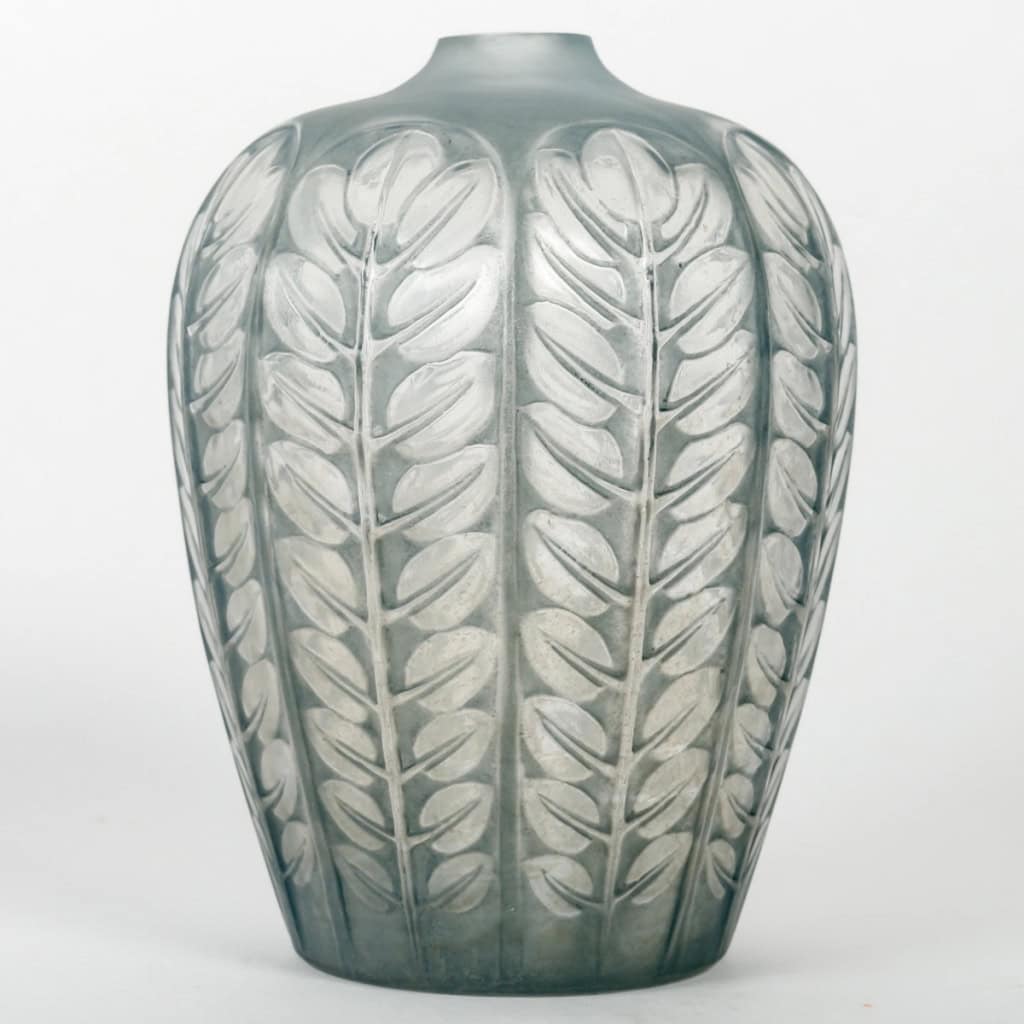 Vase « Tournai » verre blanc patiné bleu gris de René LALIQUE | Biron Vase "Tournai" verre blanc patiné bleu gris de René LALIQUE