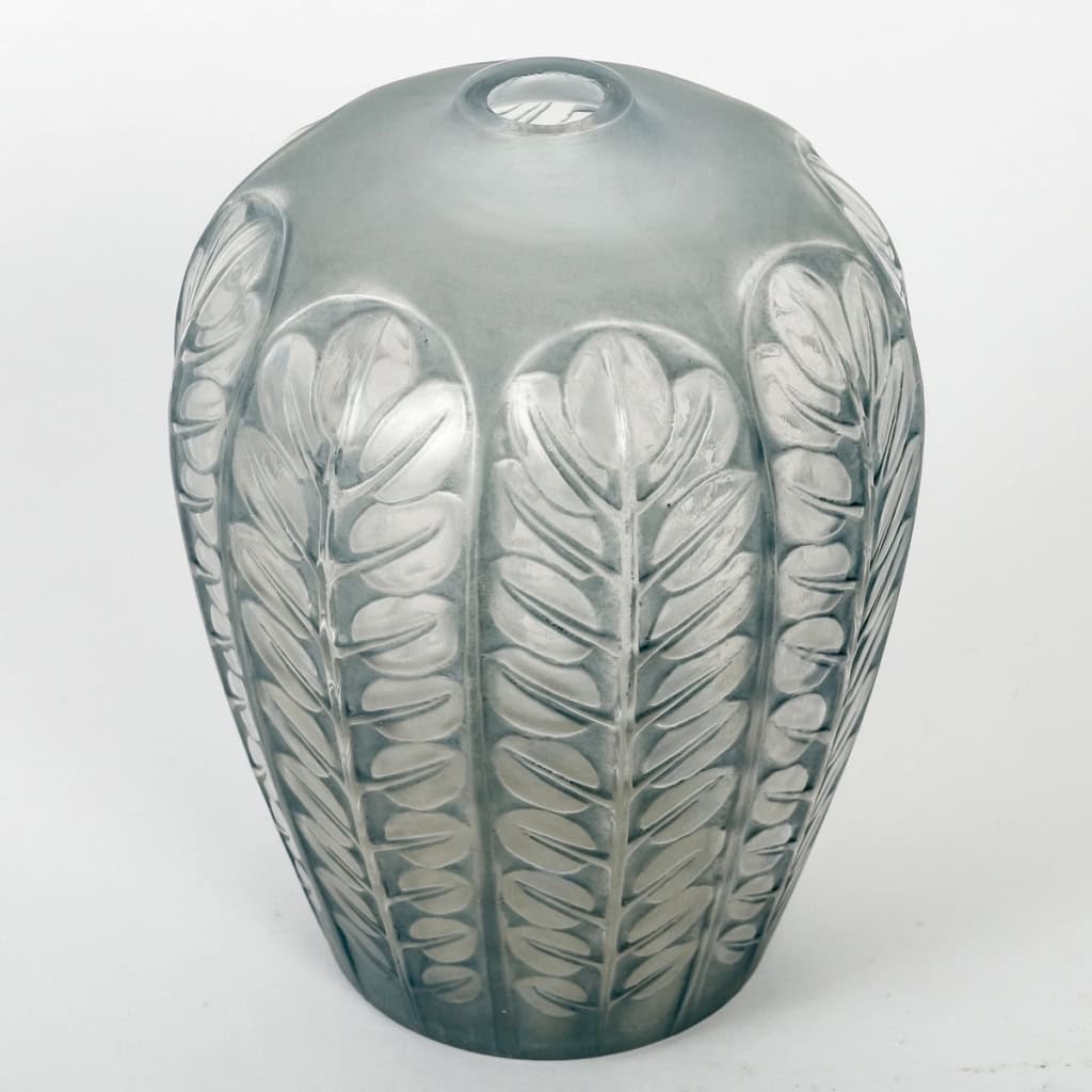 Vase « Tournai » verre blanc patiné bleu gris de René LALIQUE | Biron Vase "Tournai" verre blanc patiné bleu gris de René LALIQUE