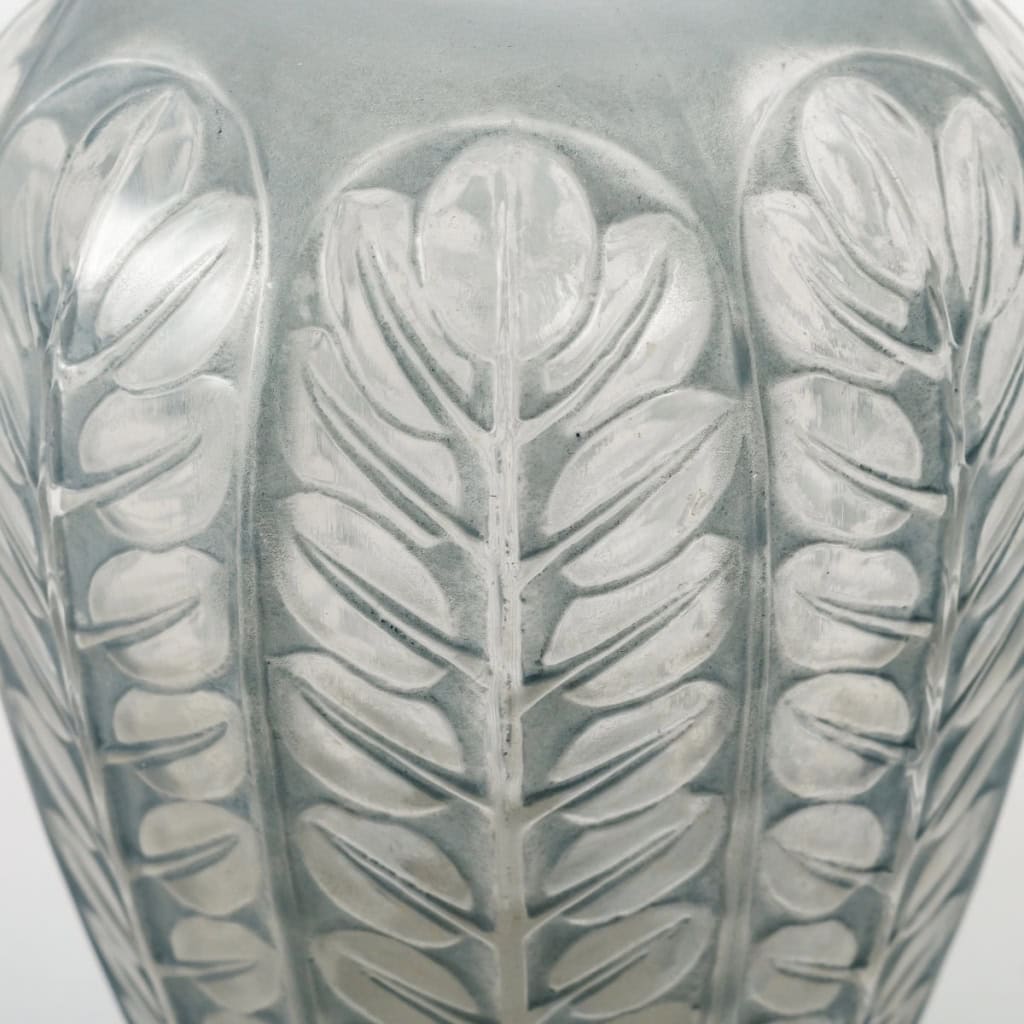 Vase « Tournai » verre blanc patiné bleu gris de René LALIQUE | Biron Vase "Tournai" verre blanc patiné bleu gris de René LALIQUE