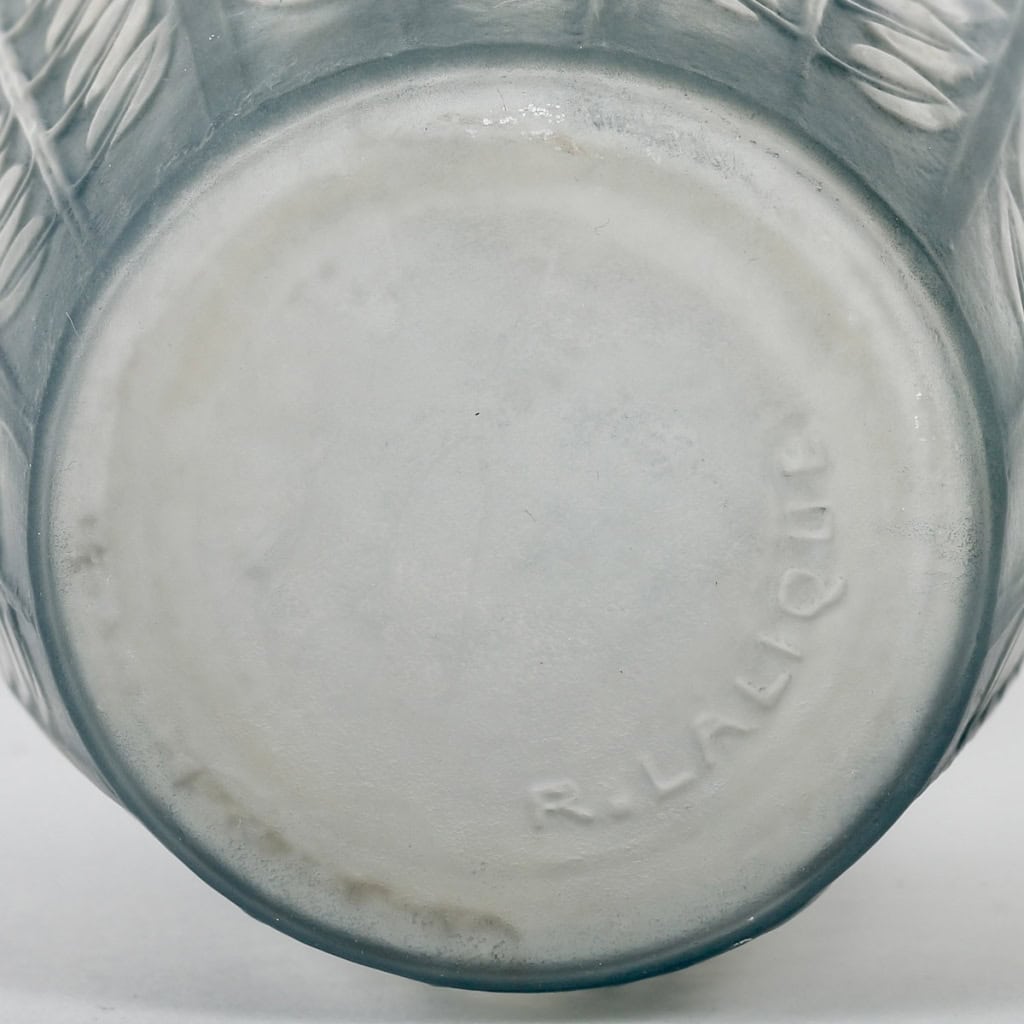 Vase « Tournai » verre blanc patiné bleu gris de René LALIQUE | Biron Vase "Tournai" verre blanc patiné bleu gris de René LALIQUE