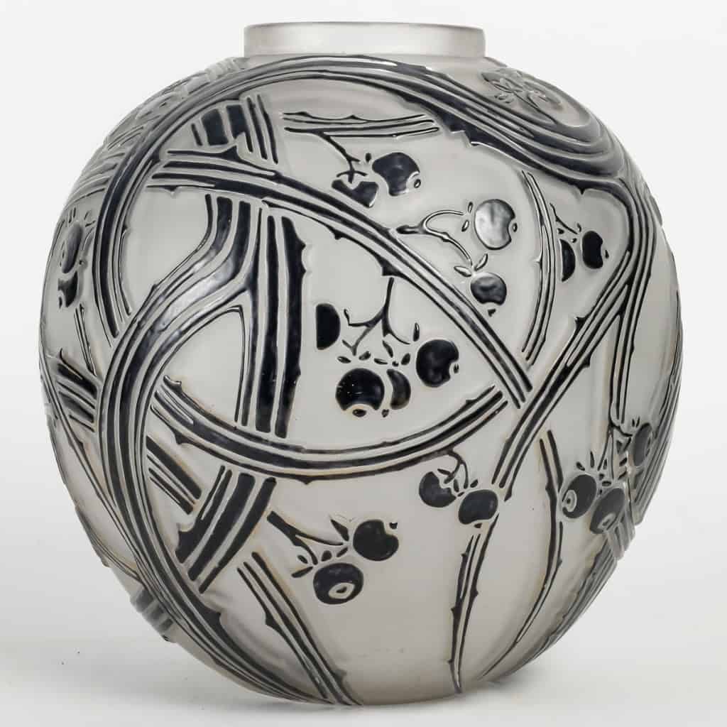 Vase « Baies » verre blanc émaillé noir d’origine à chaud de René LALIQUE | Biron ||||||||