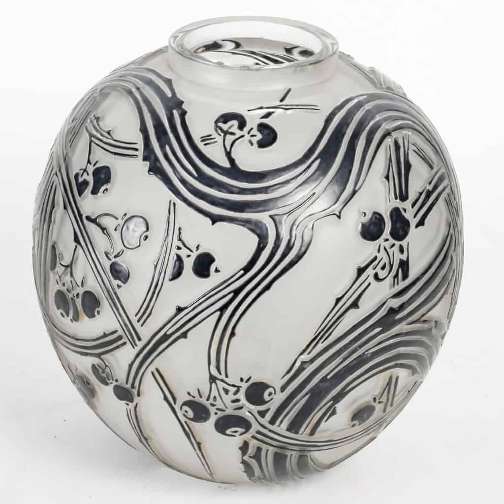 Vase « Baies » verre blanc émaillé noir d’origine à chaud de René LALIQUE | Biron Vase « Baies » verre blanc émaillé noir d’origine à chaud de René LALIQUE