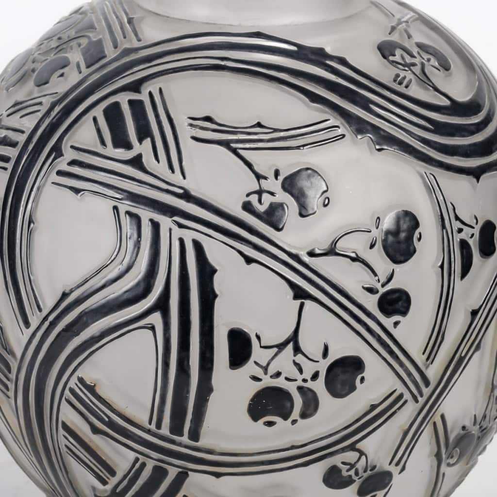 Vase « Baies » verre blanc émaillé noir d’origine à chaud de René LALIQUE | Biron Vase « Baies » verre blanc émaillé noir d’origine à chaud de René LALIQUE
