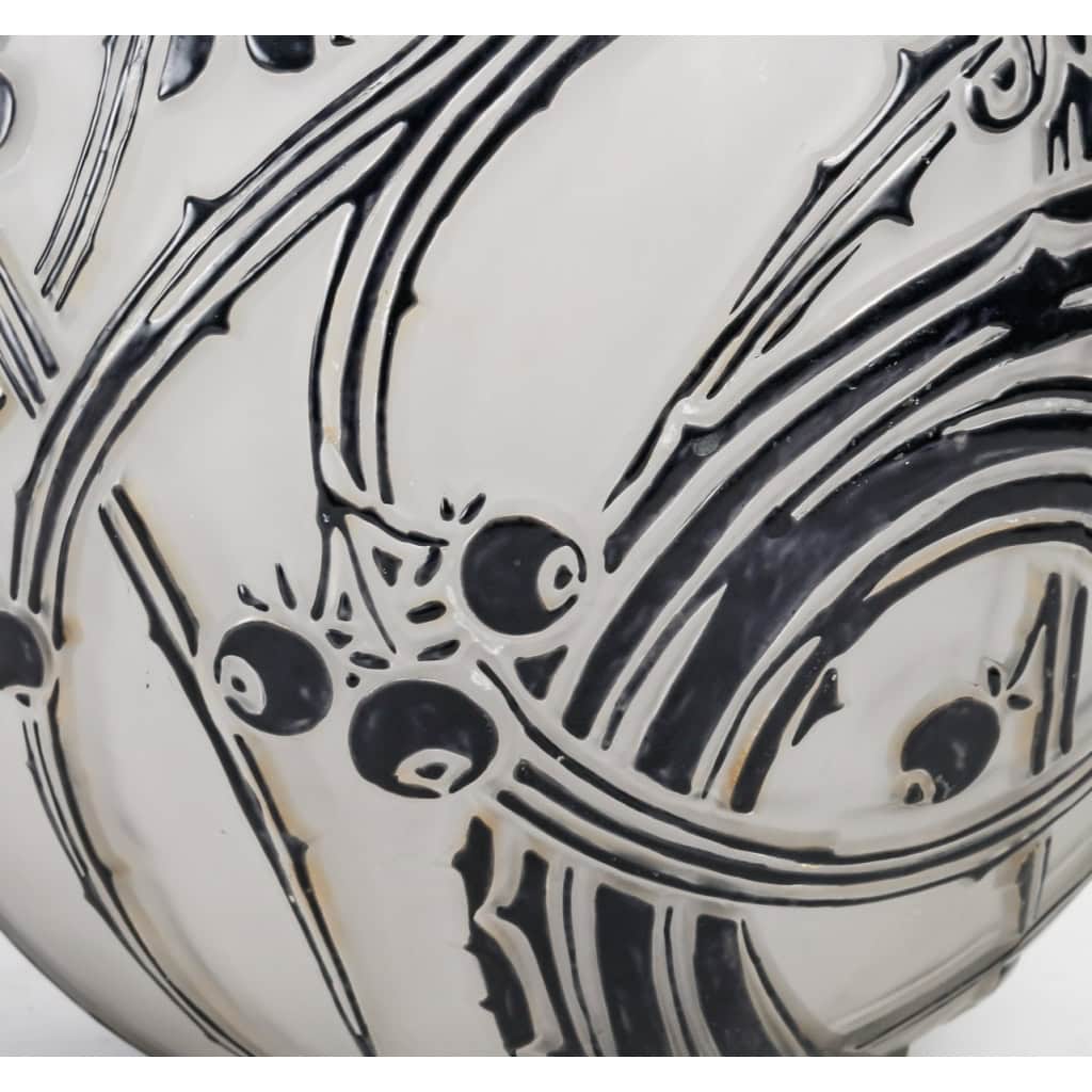 Vase « Baies » verre blanc émaillé noir d’origine à chaud de René LALIQUE | Biron Vase « Baies » verre blanc émaillé noir d’origine à chaud de René LALIQUE