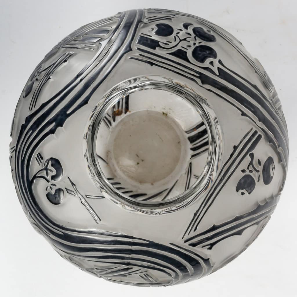 Vase « Baies » verre blanc émaillé noir d’origine à chaud de René LALIQUE | Biron Vase « Baies » verre blanc émaillé noir d’origine à chaud de René LALIQUE