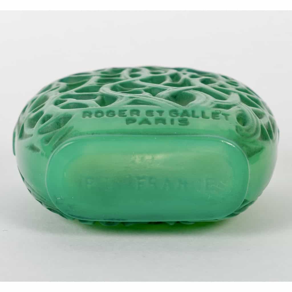 Flacon « Le Jade » verre vert jade patiné gris de René LALIQUE pour Roger et Gallet | Biron Flacon "Le Jade" verre vert jade patiné gris de René LALIQUE pour Roger et Gallet