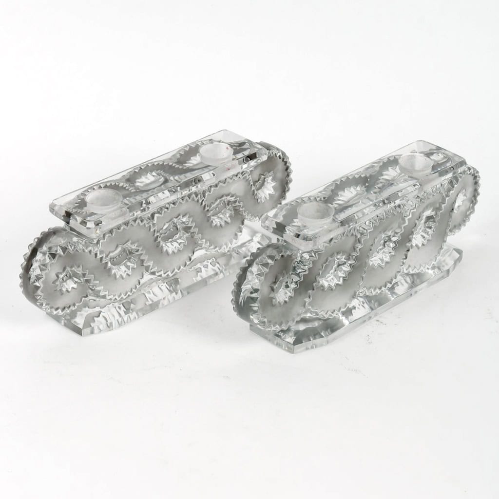 Paire de Bougeoirs "Auriac" verre blanc patiné gris de René LALIQUE