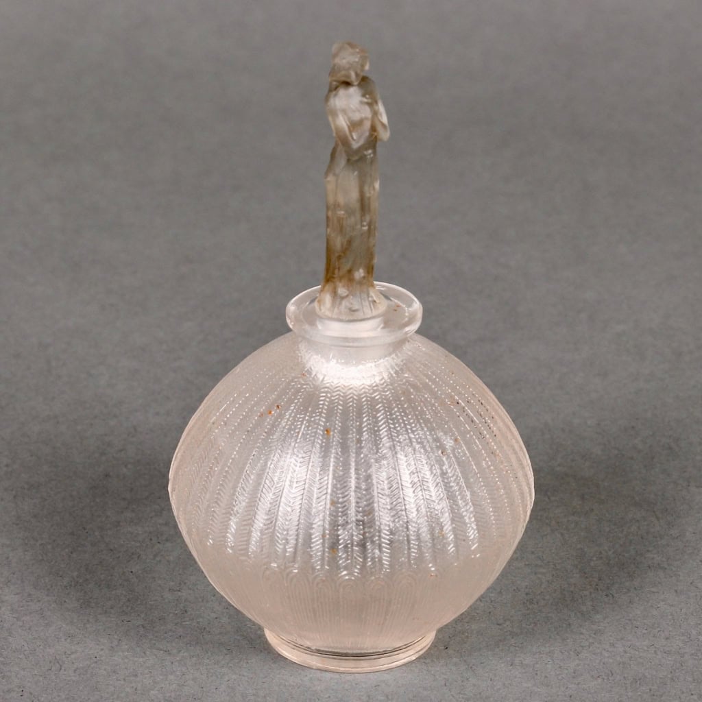 Flacon « Roses » verre blanc patiné gris de René LALIQUE pour D’Orsay | Biron Flacon « Roses » verre blanc patiné gris de René LALIQUE pour D'Orsay
