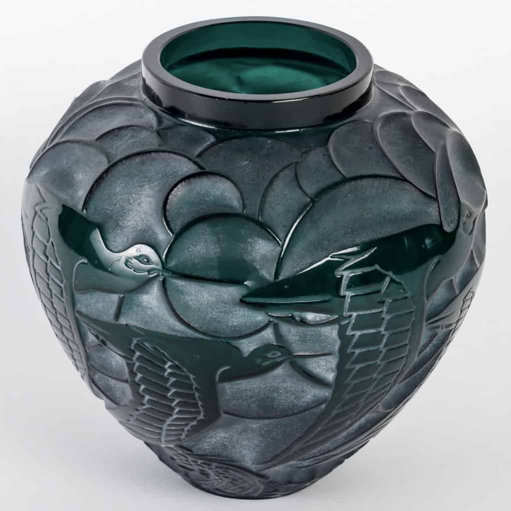 Vase « Courlis » verre vert patiné blanc de René LALIQUE | Biron Vase "Courlis" verre vert patiné blanc de René LALIQUE
