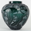 Vase « Courlis » verre vert patiné blanc de René LALIQUE | Biron Vase "Courlis" verre vert patiné blanc de René LALIQUE