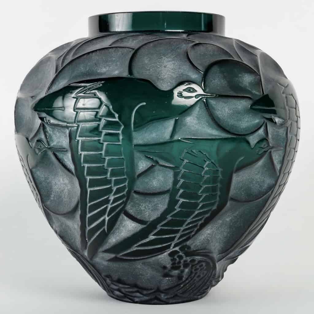 Vase « Courlis » verre vert patiné blanc de René LALIQUE | Biron Vase "Courlis" verre vert patiné blanc de René LALIQUE