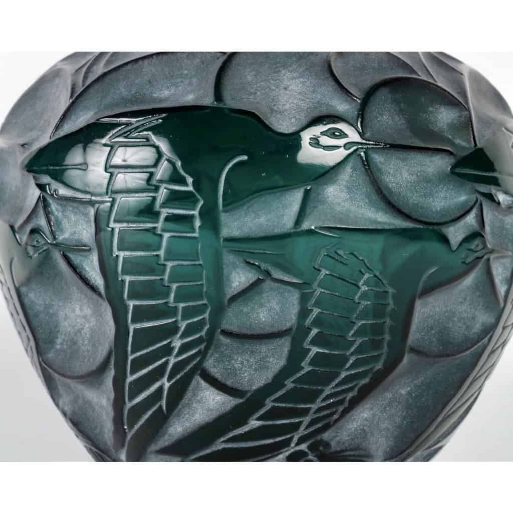 Vase « Courlis » verre vert patiné blanc de René LALIQUE | Biron Vase "Courlis" verre vert patiné blanc de René LALIQUE