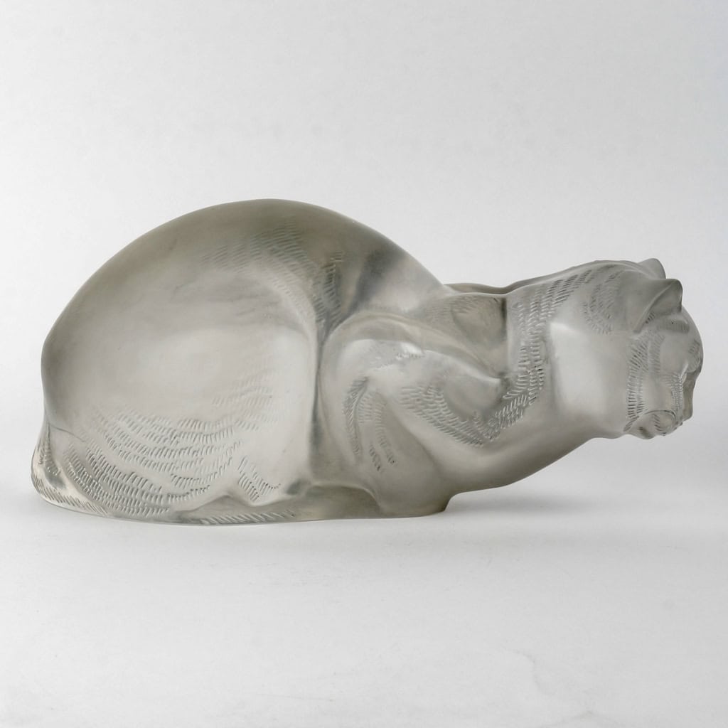 Statuette « Chat Couché » verre blanc de René LALIQUE | Biron Statuette "Chat Couché" verre blanc de René LALIQUE