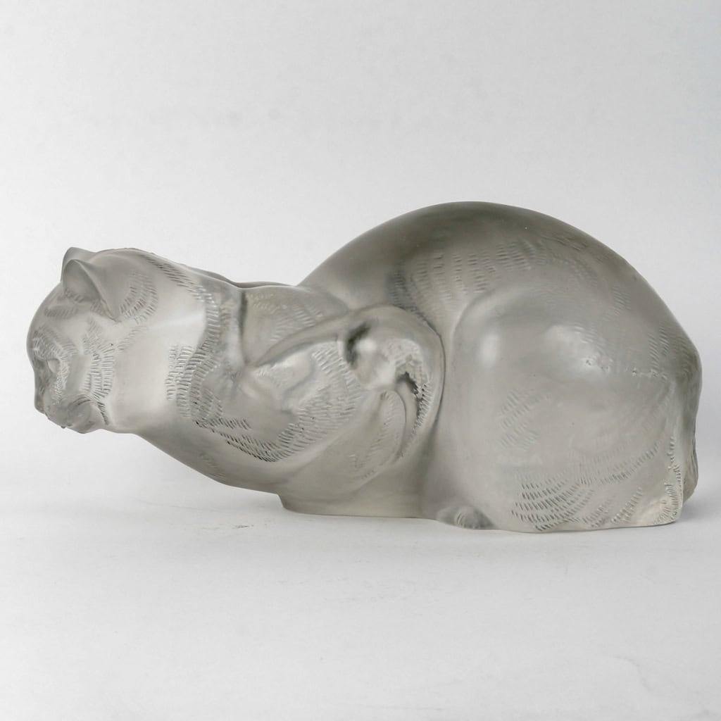 Statuette « Chat Couché » verre blanc de René LALIQUE | Biron Statuette "Chat Couché" verre blanc de René LALIQUE