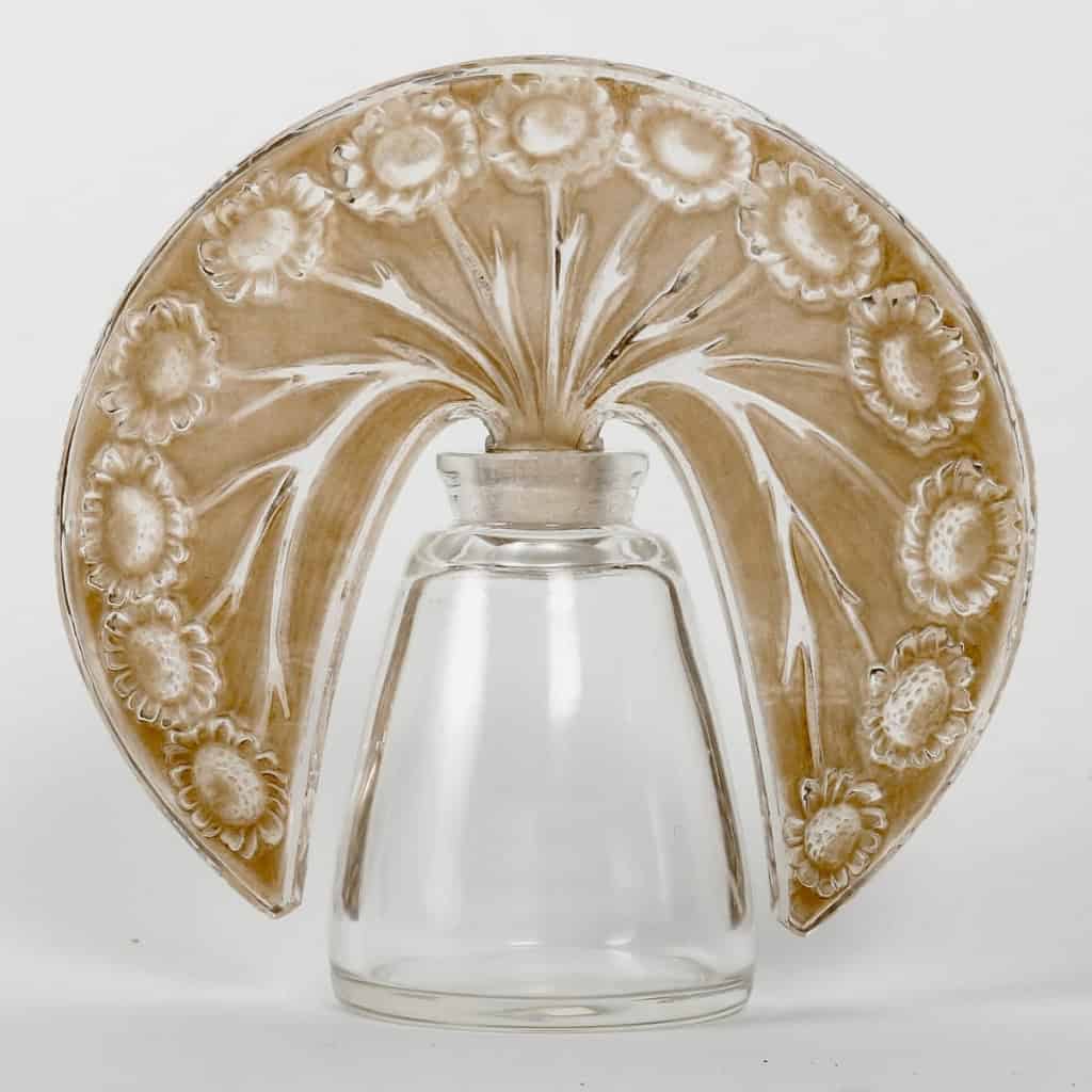 Flacon Tiare « Pâquerettes » verre blanc patiné sépia de René LALIQUE pour Roger et Gallet | Biron Flacon Tiare "Pâquerettes" verre blanc patiné sépia de René LALIQUE pour Roger et Gallet