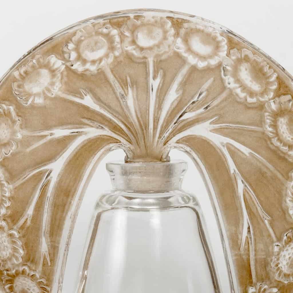Flacon Tiare « Pâquerettes » verre blanc patiné sépia de René LALIQUE pour Roger et Gallet | Biron Flacon Tiare "Pâquerettes" verre blanc patiné sépia de René LALIQUE pour Roger et Gallet