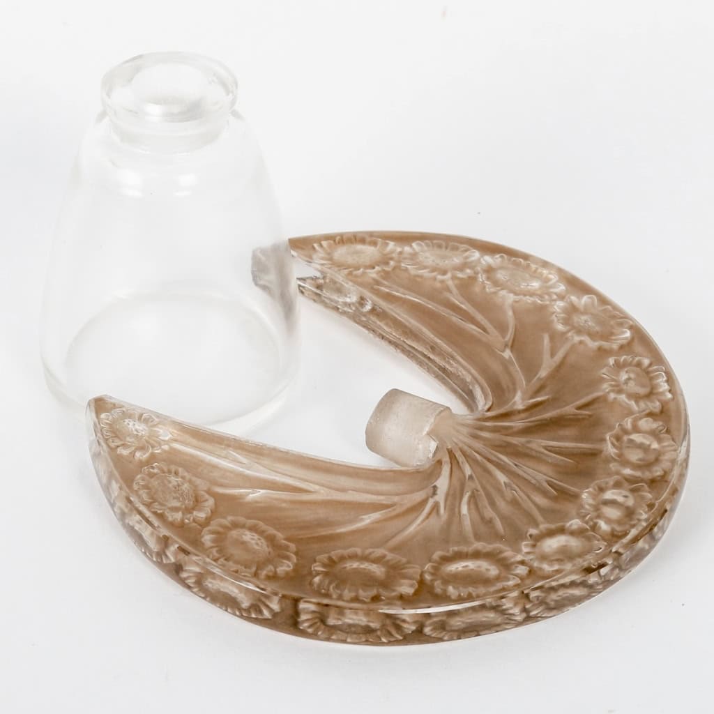 Flacon Tiare « Pâquerettes » verre blanc patiné sépia de René LALIQUE pour Roger et Gallet | Biron Flacon Tiare "Pâquerettes" verre blanc patiné sépia de René LALIQUE pour Roger et Gallet
