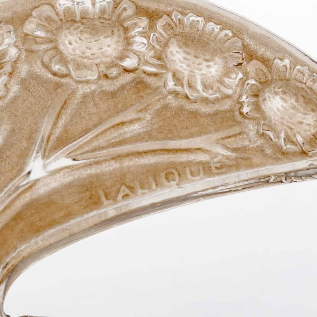 Flacon Tiare « Pâquerettes » verre blanc patiné sépia de René LALIQUE pour Roger et Gallet | Biron Flacon Tiare "Pâquerettes" verre blanc patiné sépia de René LALIQUE pour Roger et Gallet