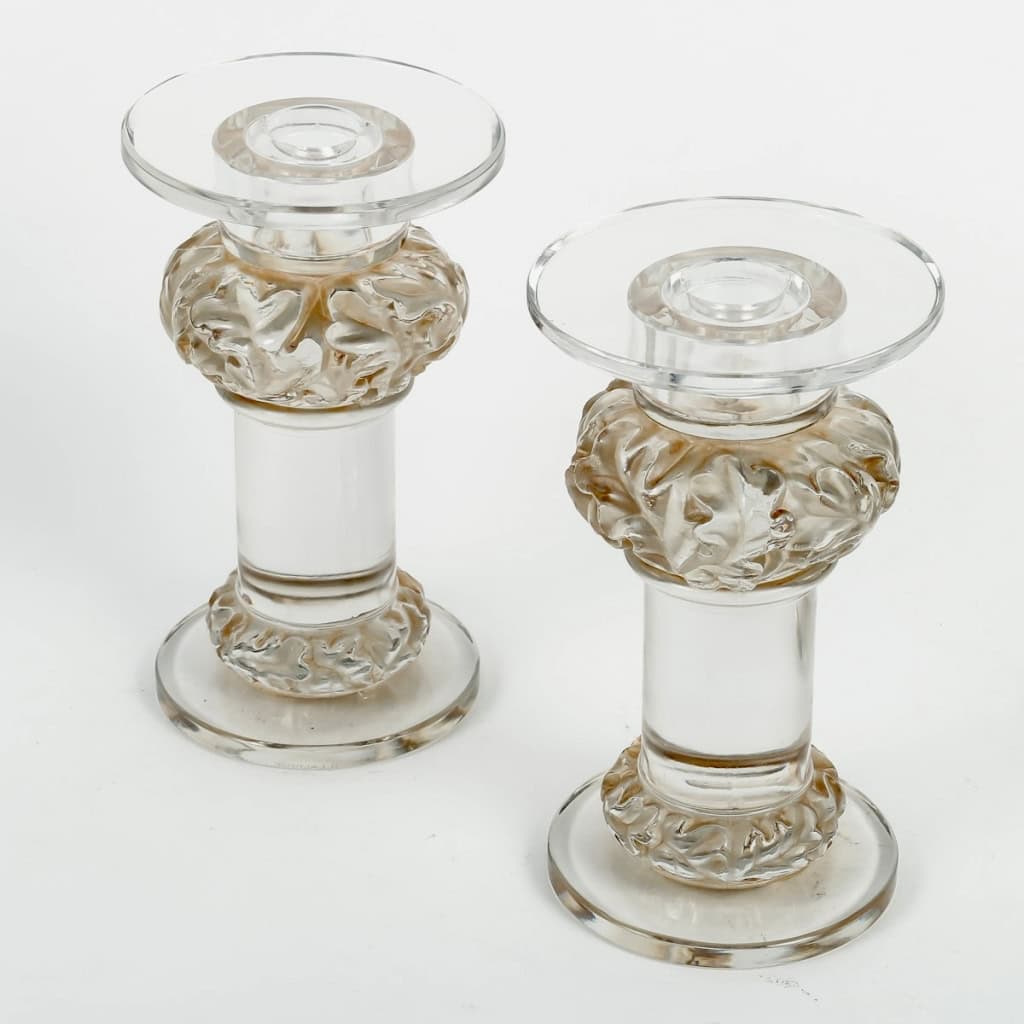 Paire de Bougeoirs "Chêne" verre blanc patiné sépia de René LALIQUE