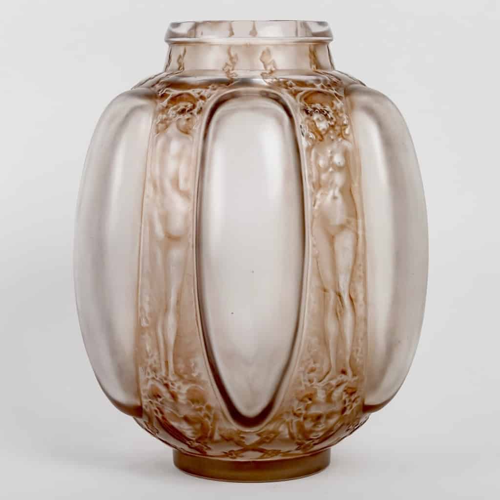 Vase « Six Figurines et Masques » verre blanc patiné sépia gris de René LALIQUE | Biron ||||||||||