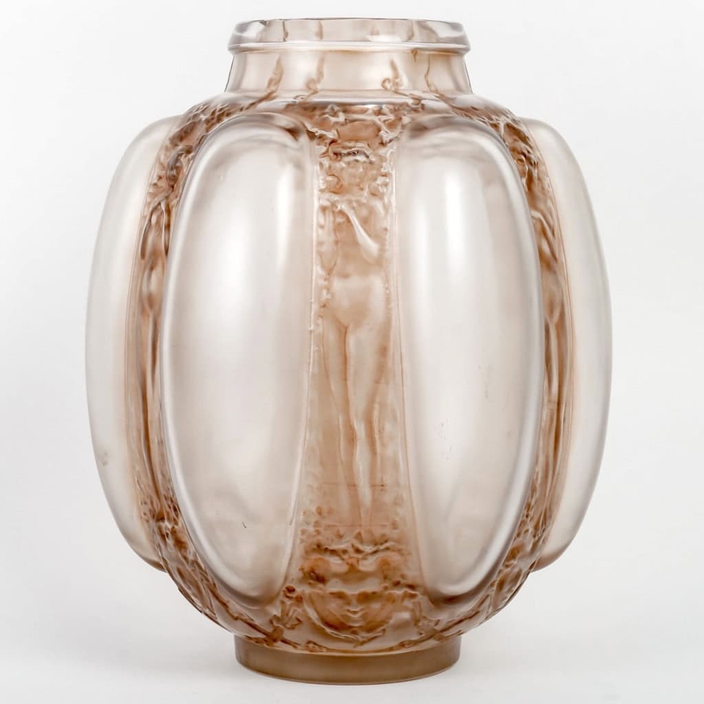 Vase « Six Figurines et Masques » verre blanc patiné sépia gris de René LALIQUE | Biron Vase "Six Figurines et Masques" verre blanc patiné sépia gris de René LALIQUE