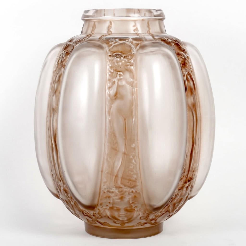 Vase « Six Figurines et Masques » verre blanc patiné sépia gris de René LALIQUE | Biron Vase "Six Figurines et Masques" verre blanc patiné sépia gris de René LALIQUE