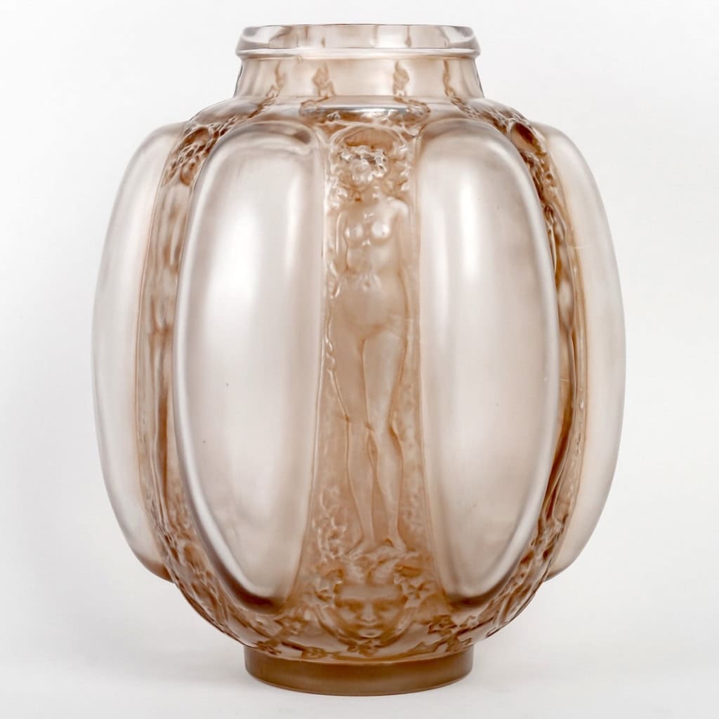 Vase « Six Figurines et Masques » verre blanc patiné sépia gris de René LALIQUE | Biron Vase "Six Figurines et Masques" verre blanc patiné sépia gris de René LALIQUE