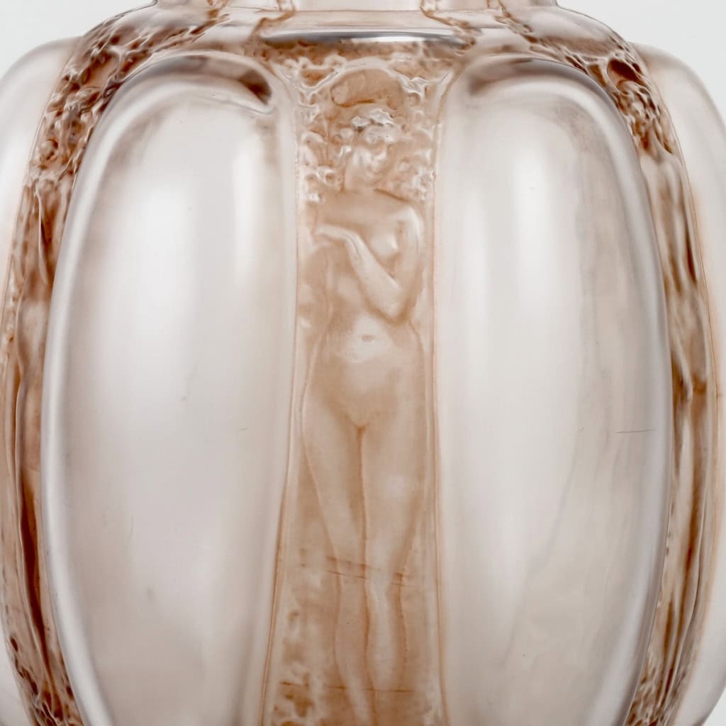 Vase « Six Figurines et Masques » verre blanc patiné sépia gris de René LALIQUE | Biron Vase "Six Figurines et Masques" verre blanc patiné sépia gris de René LALIQUE