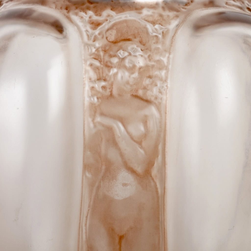 Vase « Six Figurines et Masques » verre blanc patiné sépia gris de René LALIQUE | Biron Vase "Six Figurines et Masques" verre blanc patiné sépia gris de René LALIQUE