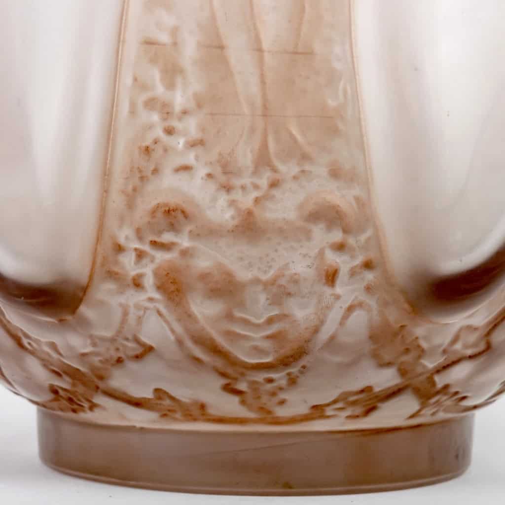 Vase « Six Figurines et Masques » verre blanc patiné sépia gris de René LALIQUE | Biron Vase "Six Figurines et Masques" verre blanc patiné sépia gris de René LALIQUE
