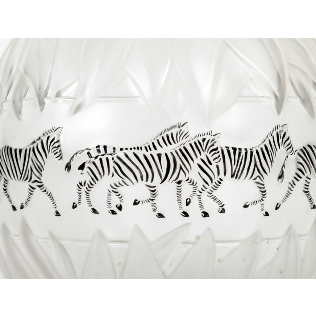 Vase « Tanzania » en cristal blanc émaillé noir de Marie-Claude LALIQUE | Biron Vase « Tanzania » en cristal blanc émaillé noir de Marie-Claude LALIQUE