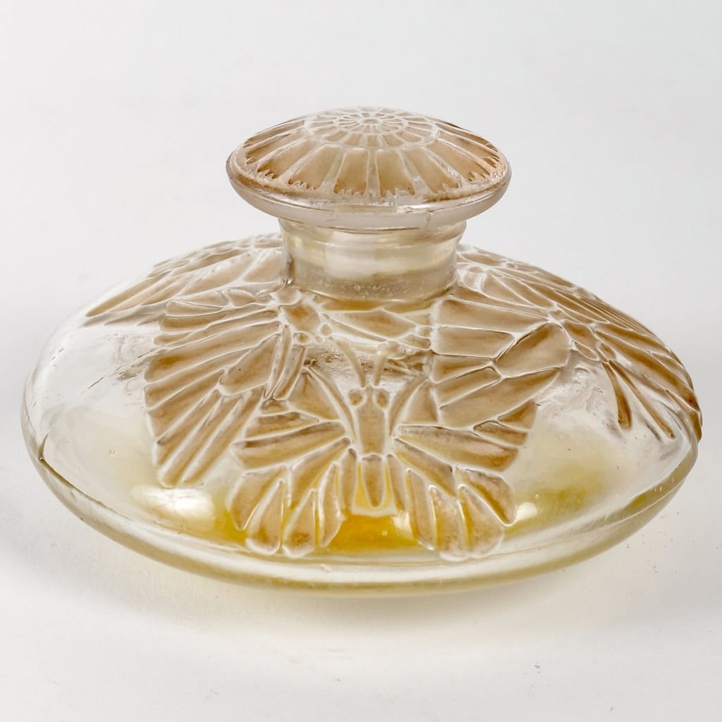 Flacon « Misti » verre blanc patiné sépia de René LALIQUE pour L.T Piver | Biron Flacon « Misti » verre blanc patiné sépia de René LALIQUE pour L.T Piver