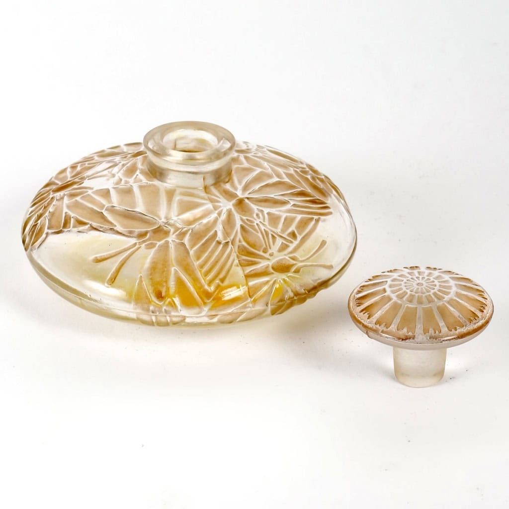 Flacon « Misti » verre blanc patiné sépia de René LALIQUE pour L.T Piver | Biron Flacon « Misti » verre blanc patiné sépia de René LALIQUE pour L.T Piver
