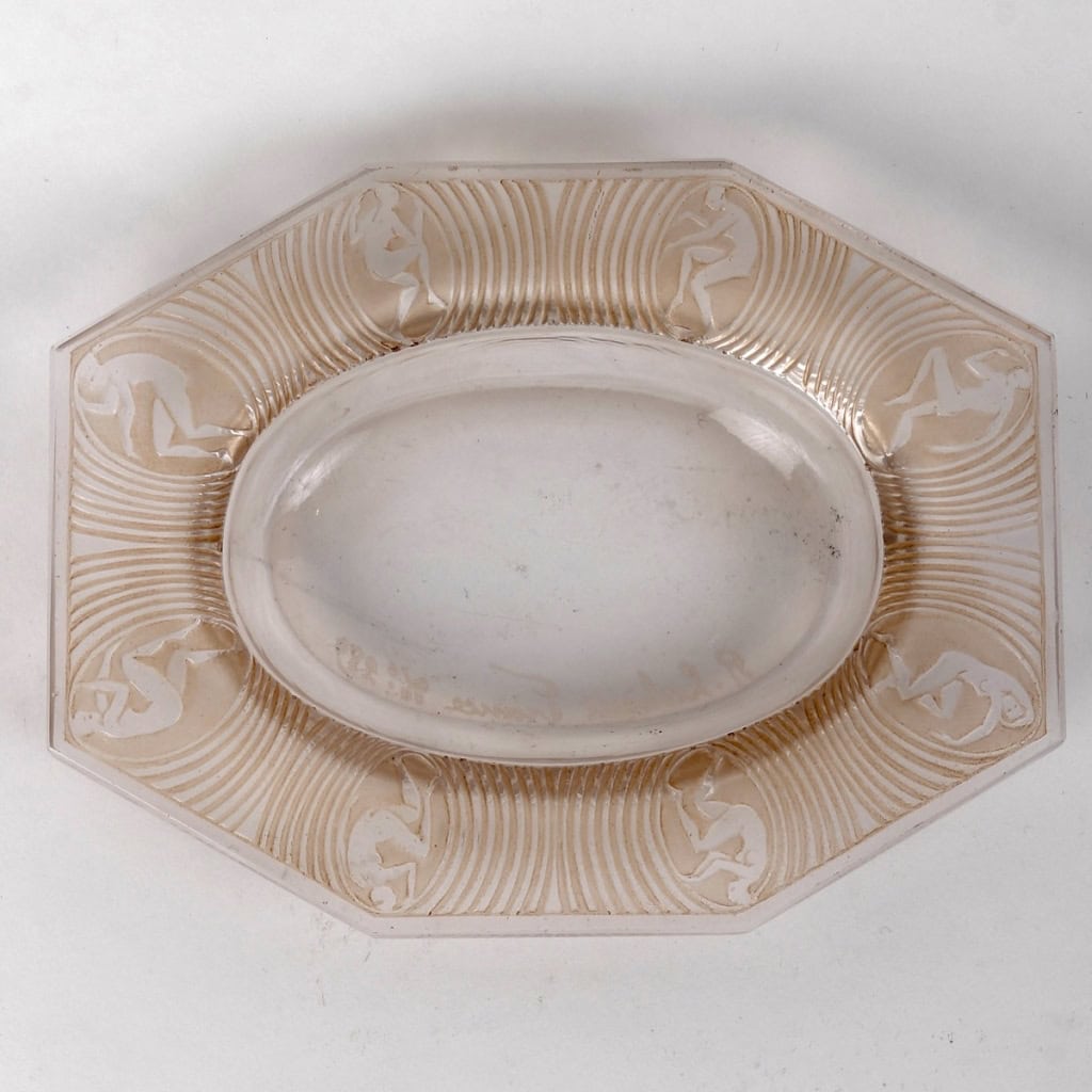 Cendrier « Alice » verre blanc patiné sépia de René LALIQUE | Biron Cendrier "Alice" verre blanc patiné sépia de René LALIQUE