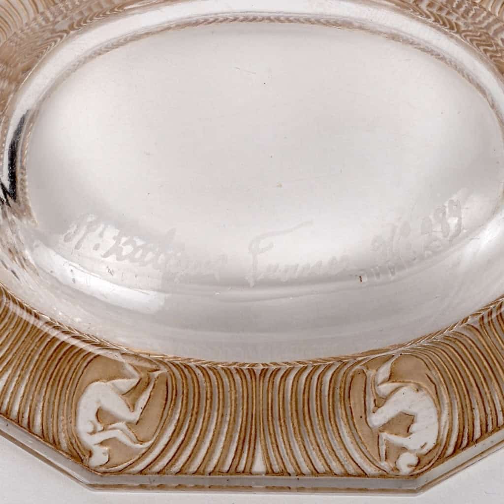 Cendrier « Alice » verre blanc patiné sépia de René LALIQUE | Biron Cendrier "Alice" verre blanc patiné sépia de René LALIQUE