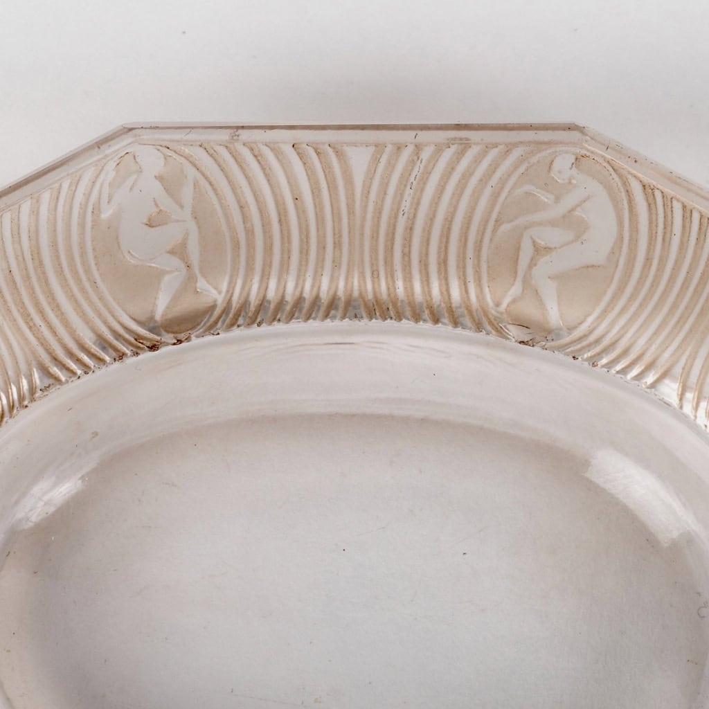 Cendrier « Alice » verre blanc patiné sépia de René LALIQUE | Biron Cendrier "Alice" verre blanc patiné sépia de René LALIQUE