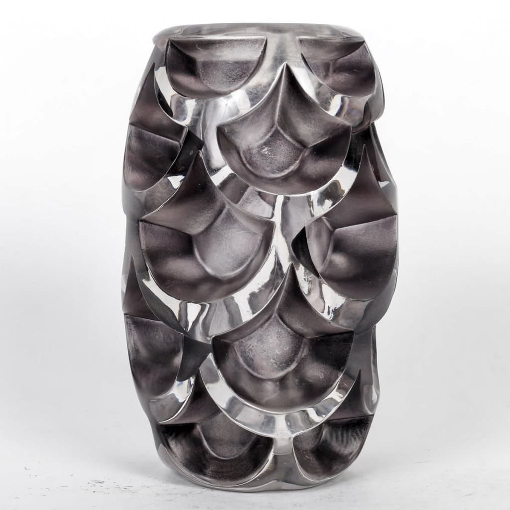 Vase « Montlhéry » verre blanc patiné gris de René LALIQUE | Biron Vase "Montlhéry" verre blanc patiné gris de René LALIQUE