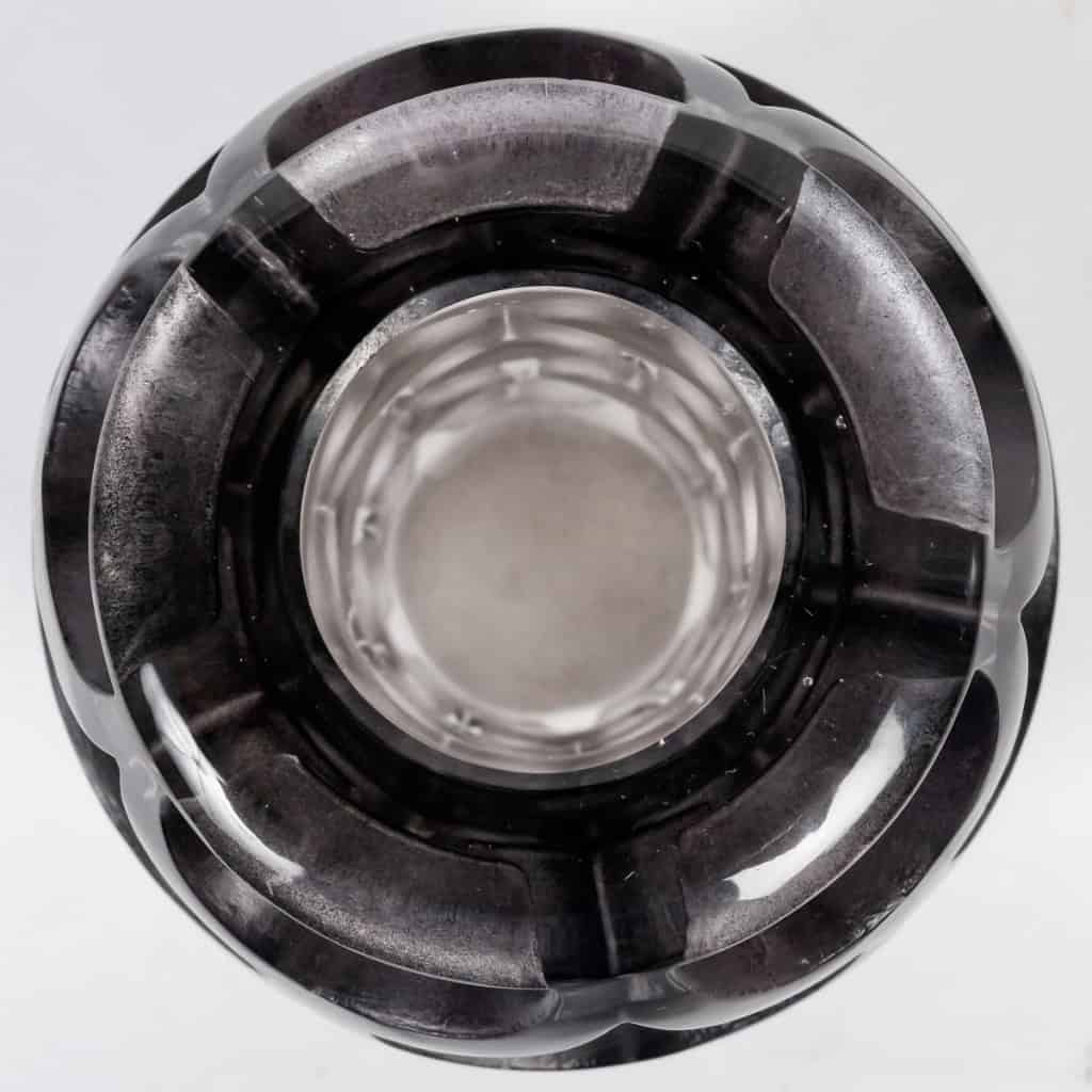 Vase « Montlhéry » verre blanc patiné gris de René LALIQUE | Biron Vase "Montlhéry" verre blanc patiné gris de René LALIQUE