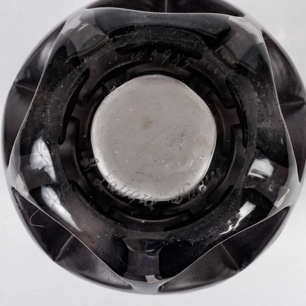 Vase « Montlhéry » verre blanc patiné gris de René LALIQUE | Biron Vase "Montlhéry" verre blanc patiné gris de René LALIQUE