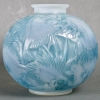 Vase « Poissons » verre opalescent multi-couche patiné bleu de René LALIQUE | Biron Vase "Poissons" verre opalescent multi-couche patiné bleu de René LALIQUE